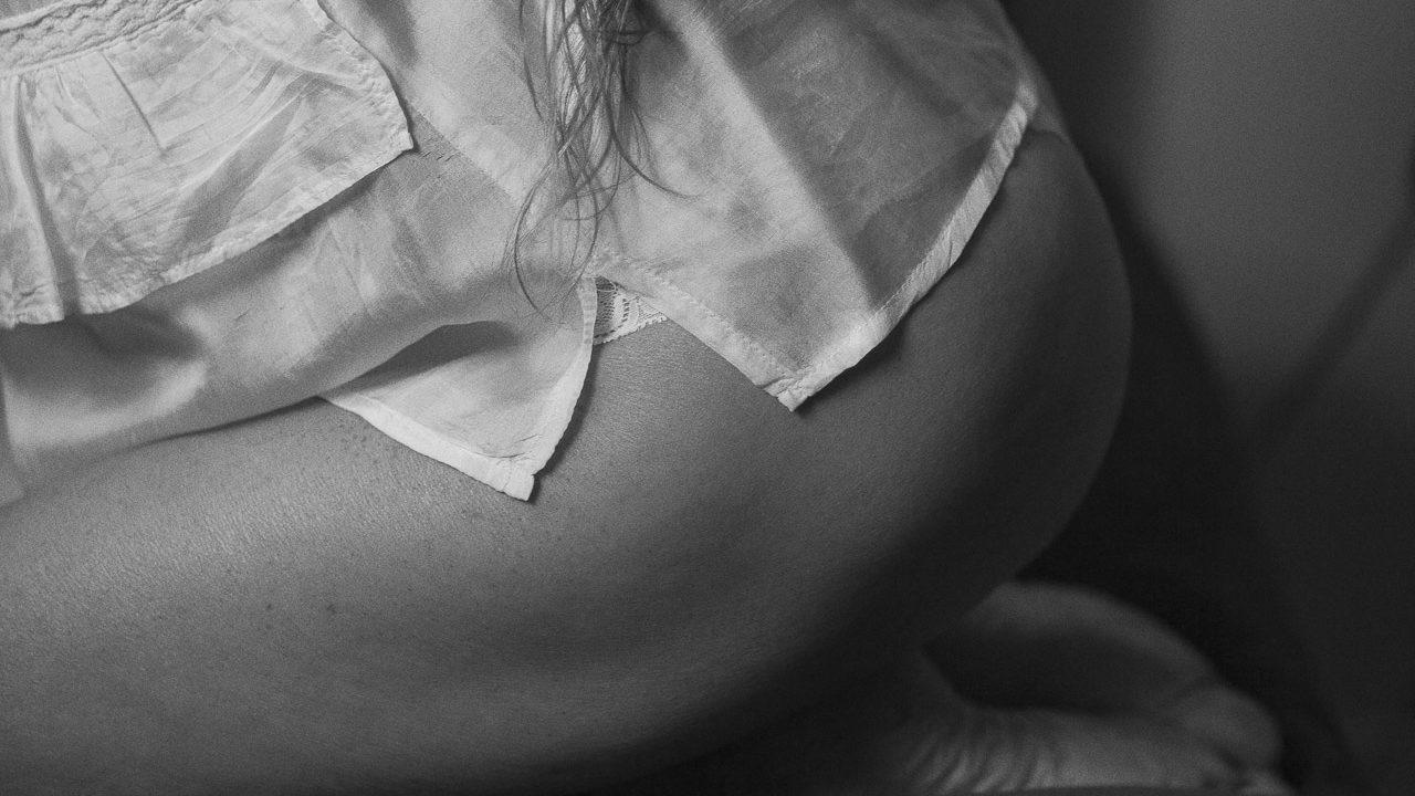 Fotografía femenina sensual y delicada, sesión boudoir en blanco y negro – retrato profesional en Madrid